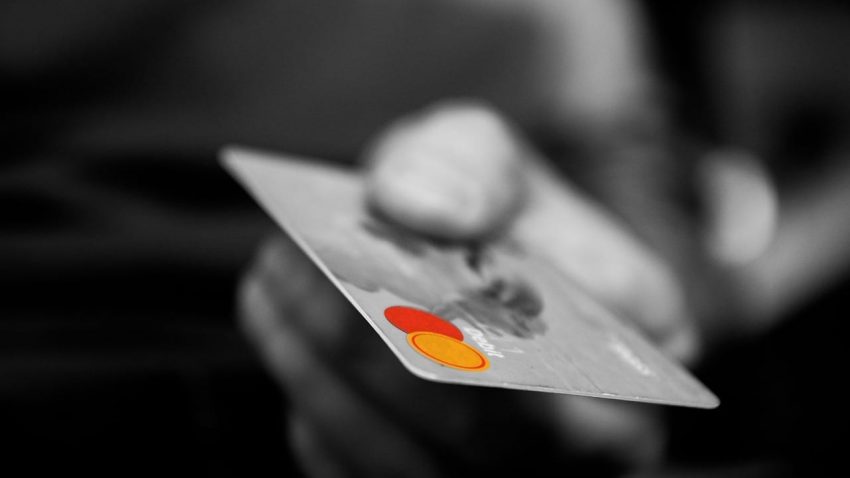 Débito ou crédito? 4 dicas para usar o seu cartão