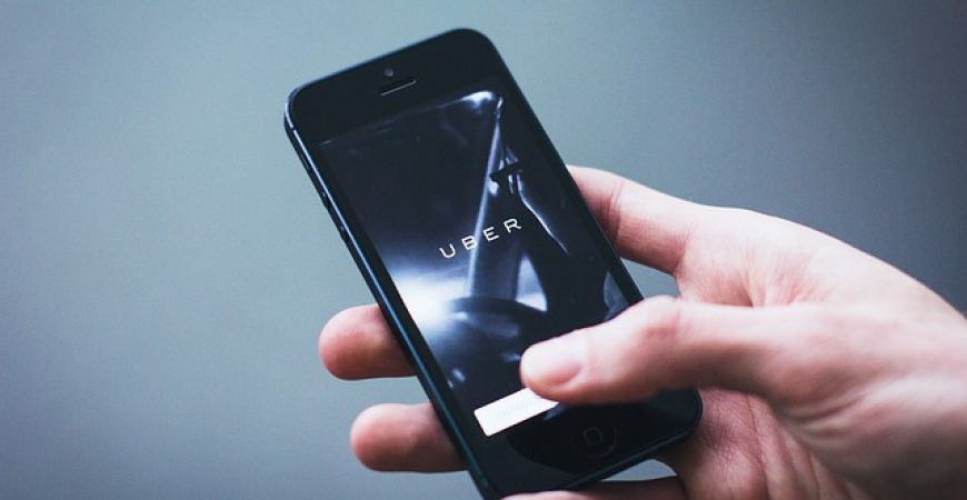 Aprenda a avaliar o que gasta menos: carro ou uber?