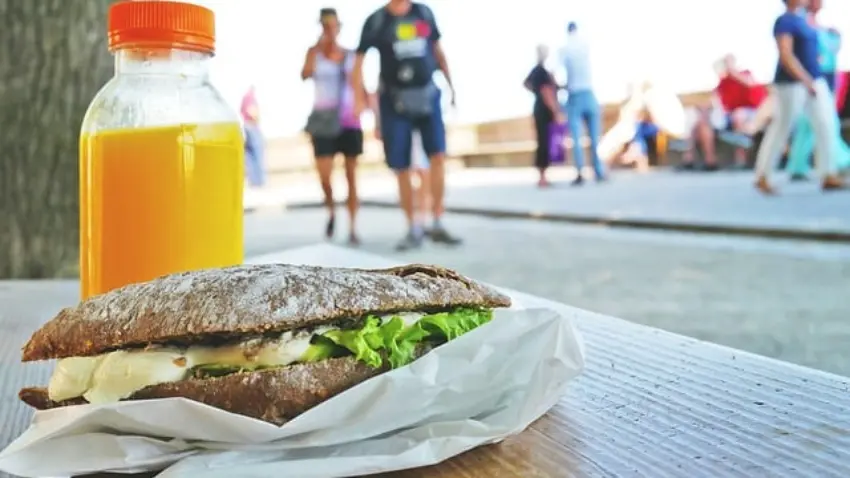 Como economizar na alimentação na rua e no trabalho