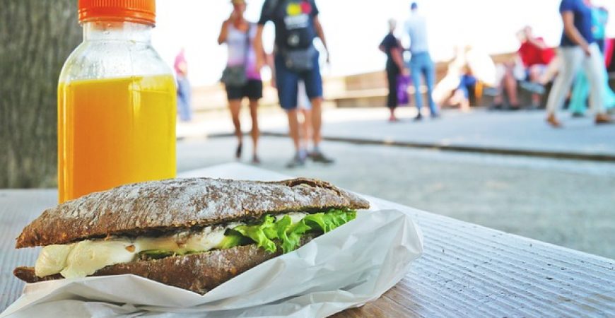 Como economizar na alimentação na rua e no trabalho