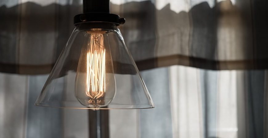 8 hábitos que aumentam a conta de luz em casa
